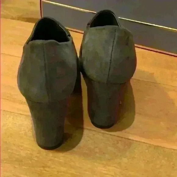 Stuart Weitzman gray suede heeled booties size 7 - Picture 5 of 10